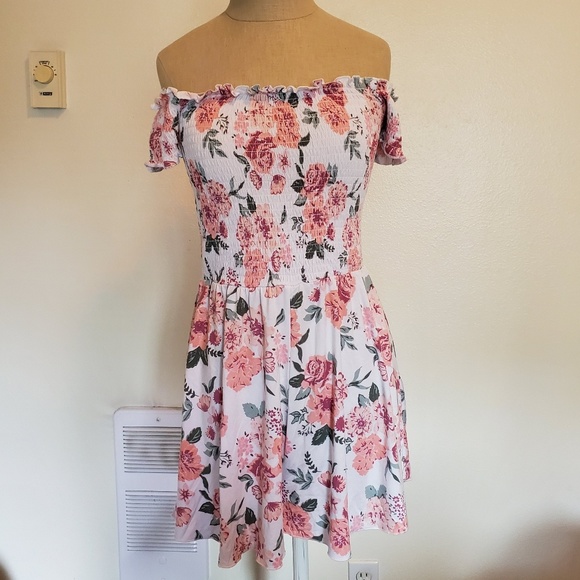 ๐ธPink Garage Floral Off The Shoulder Romper๐ธ - Picture 2 of 6